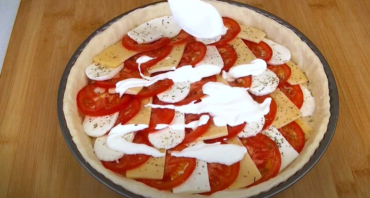 Tarte savoureuse au fromage et aux tomates - Étape 8