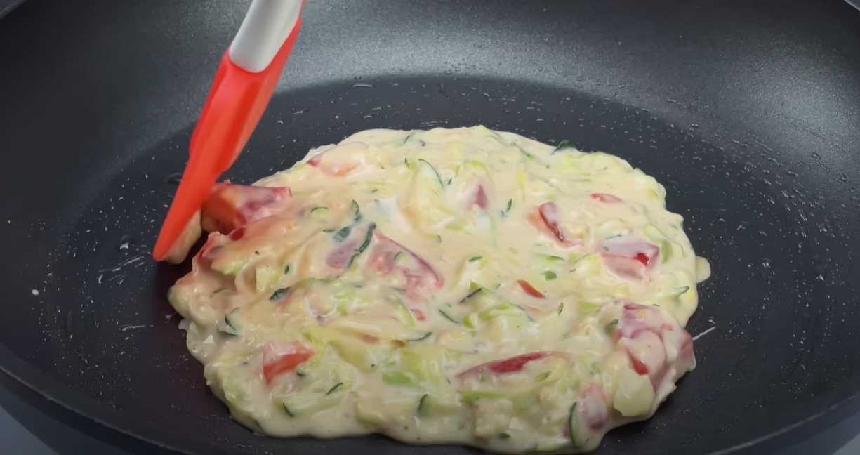 Kål- och grönsakspannkakor med ostsås - Steg 11
