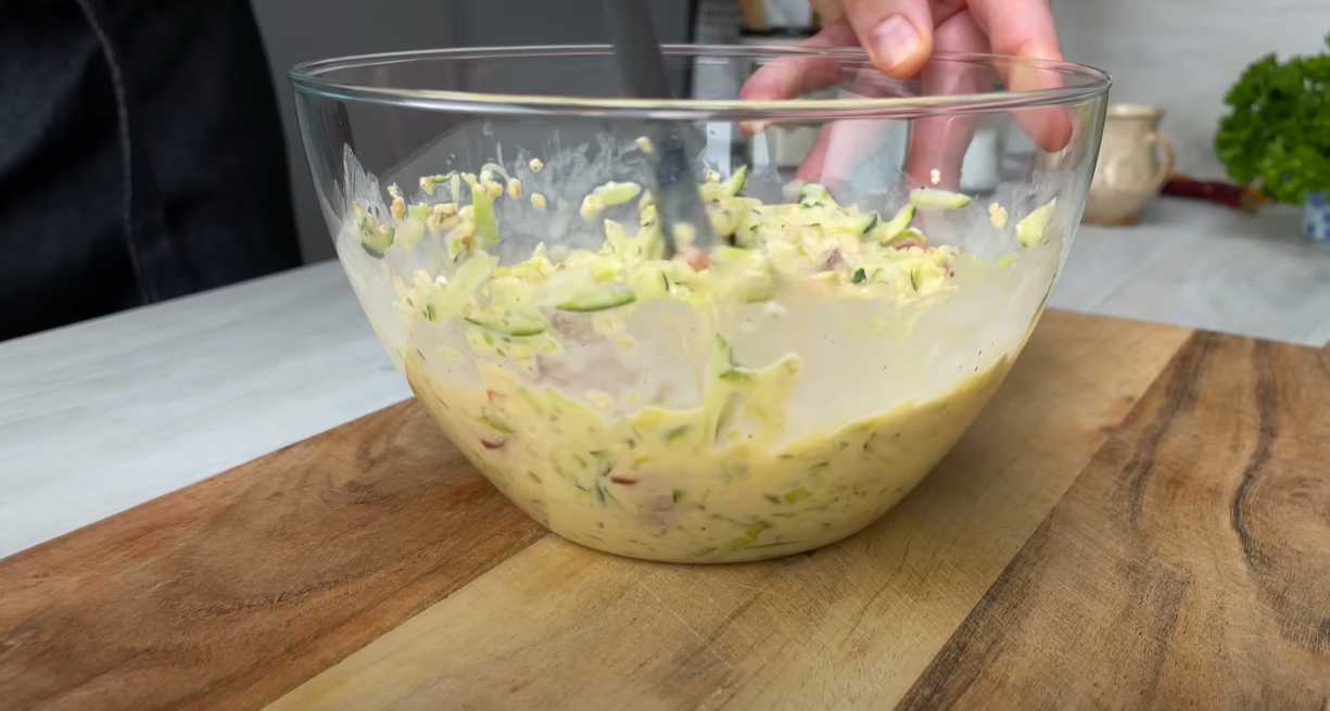 Kål- och grönsakspannkakor med ostsås - Steg 10