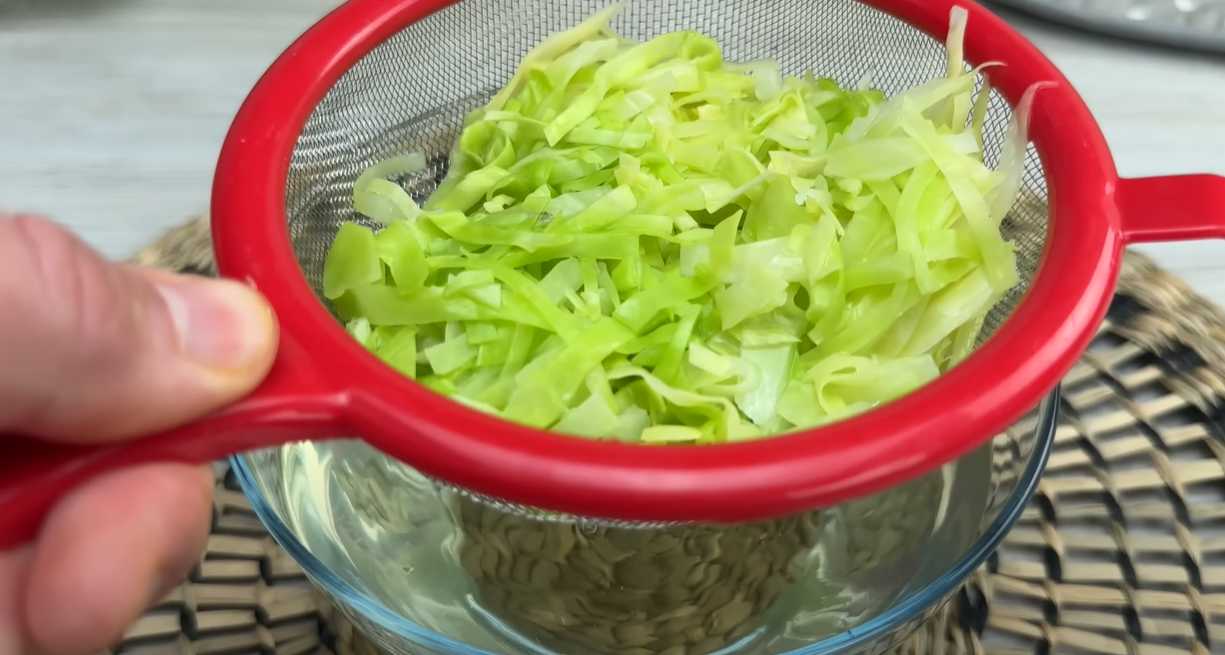 Kål- och grönsakspannkakor med ostsås - Steg 4