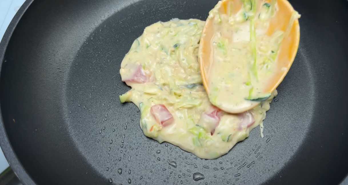 Kål- och grönsakspannkakor med ostsås - Steg 14