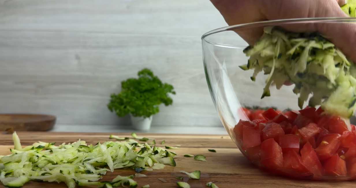 Kål- och grönsakspannkakor med ostsås - Steg 3