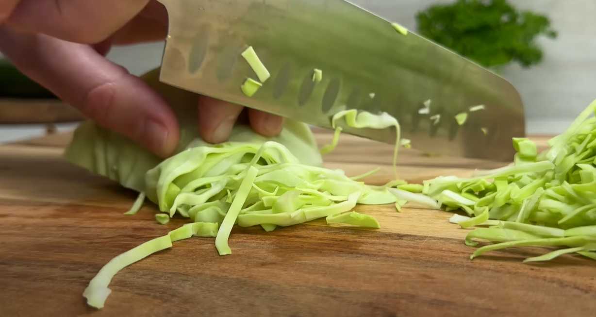 Kål- och grönsakspannkakor med ostsås - Steg 1