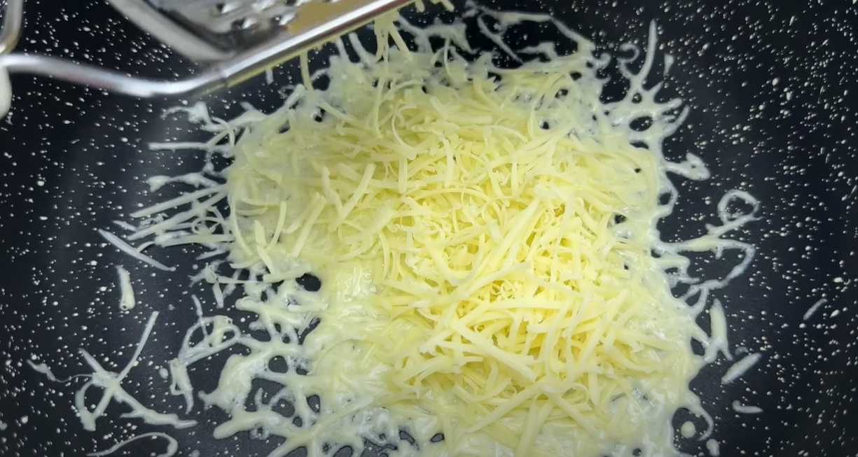 Kål- och grönsakspannkakor med ostsås - Steg 12