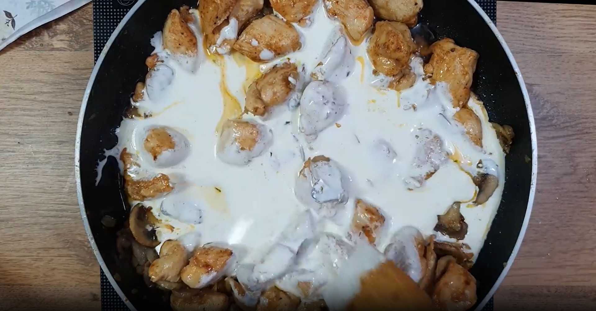 Poulet aux champignons en sauce crémeuse - Étape 9