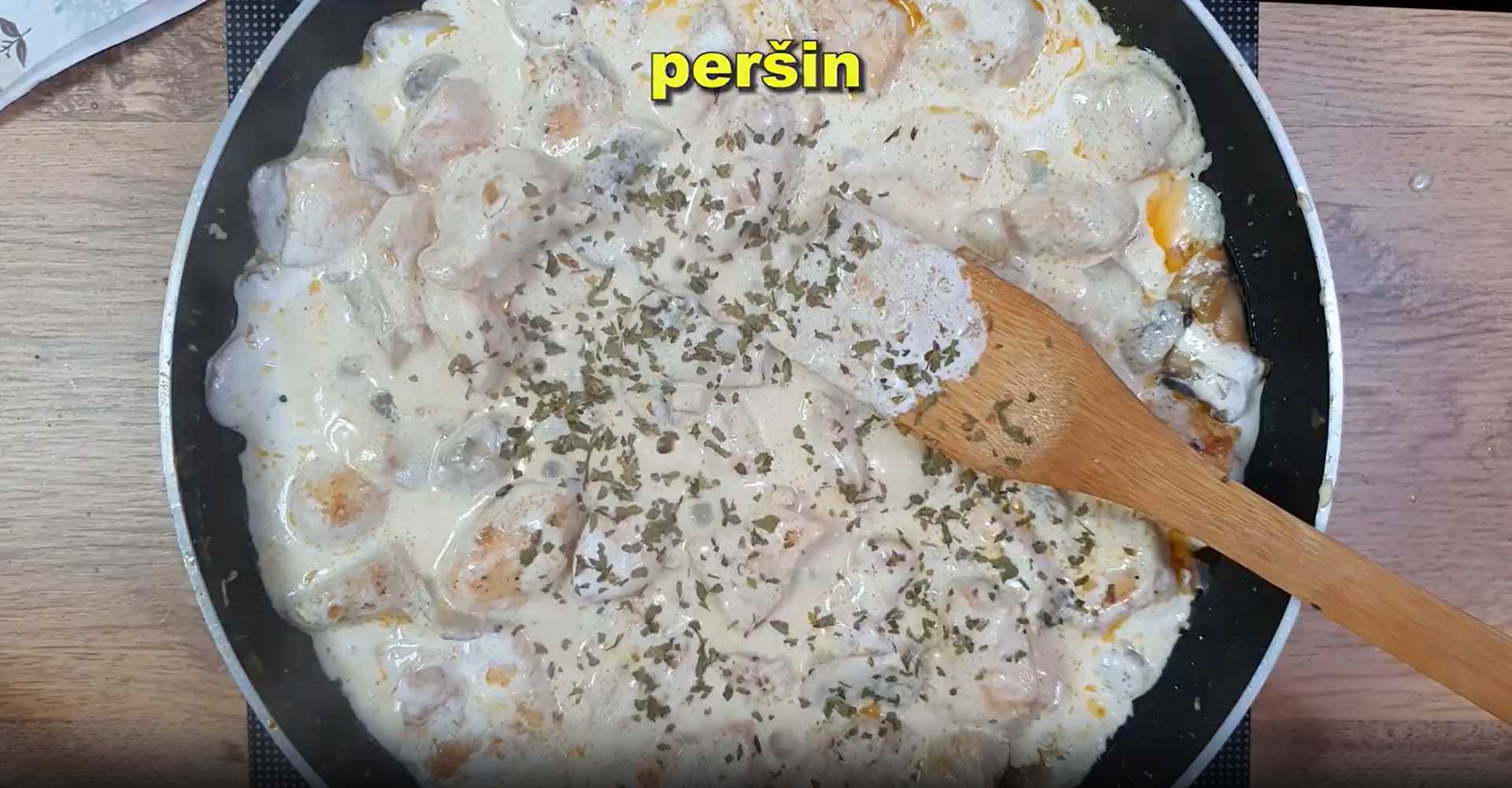 Poulet aux champignons dans une sauce crémeuse - Étape 11