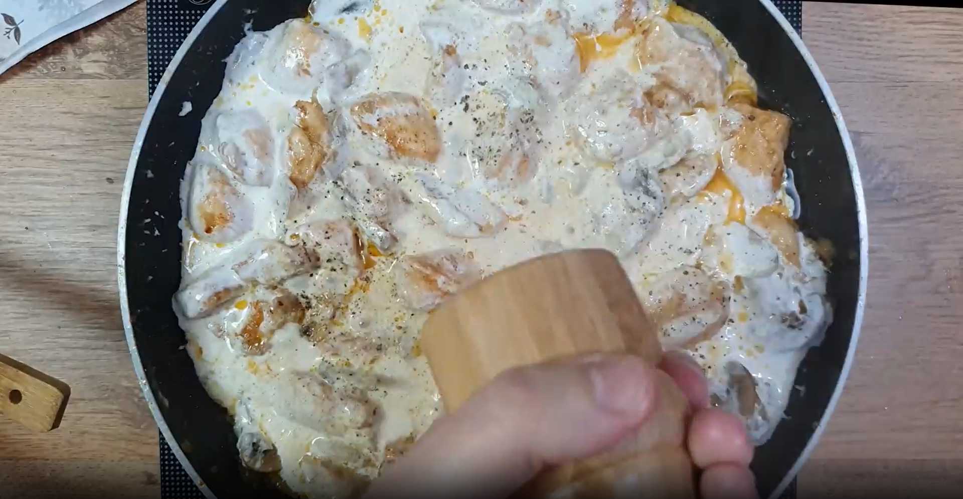 Poulet aux champignons dans une sauce crémeuse - Étape 10