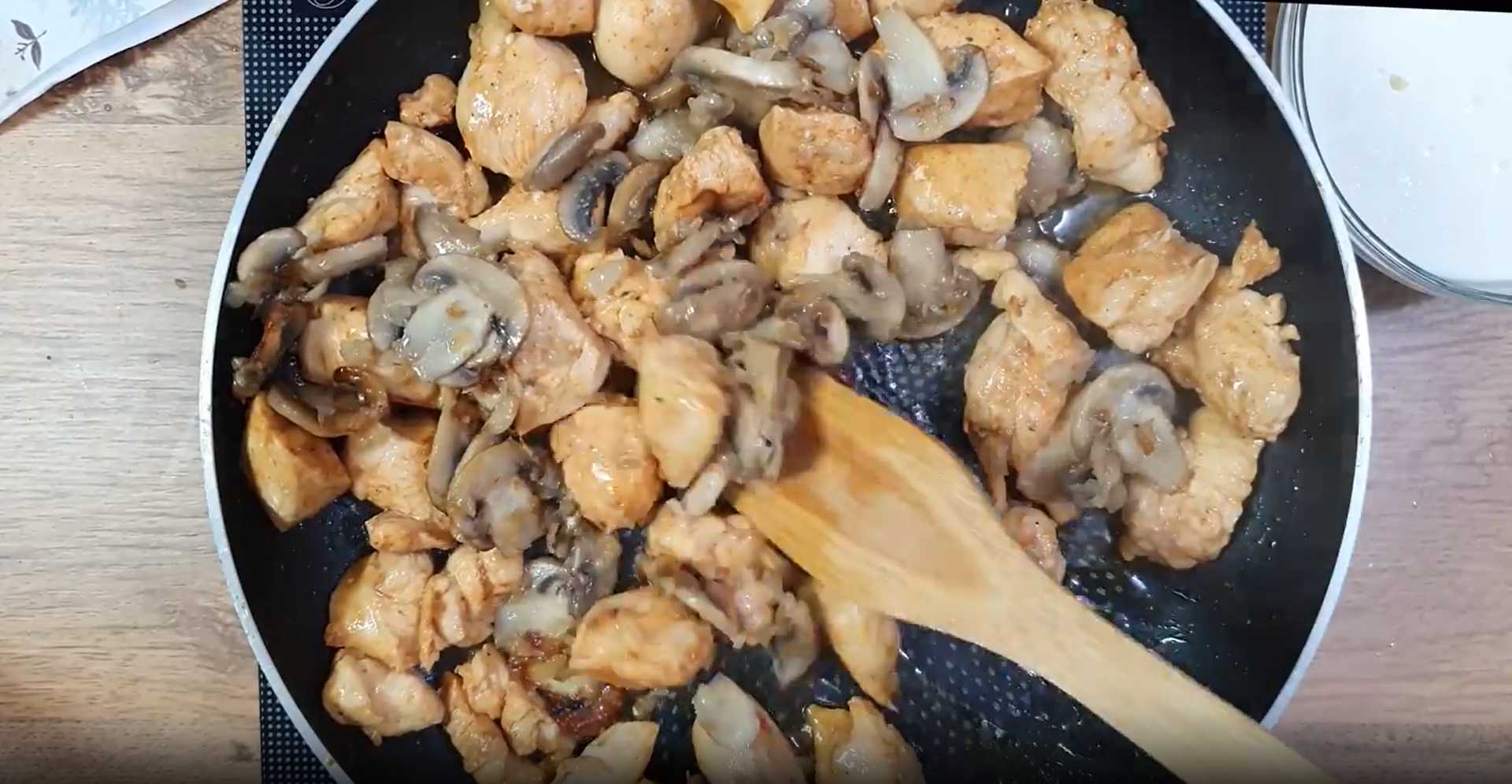 Poulet aux champignons en sauce crémeuse - Étape 8
