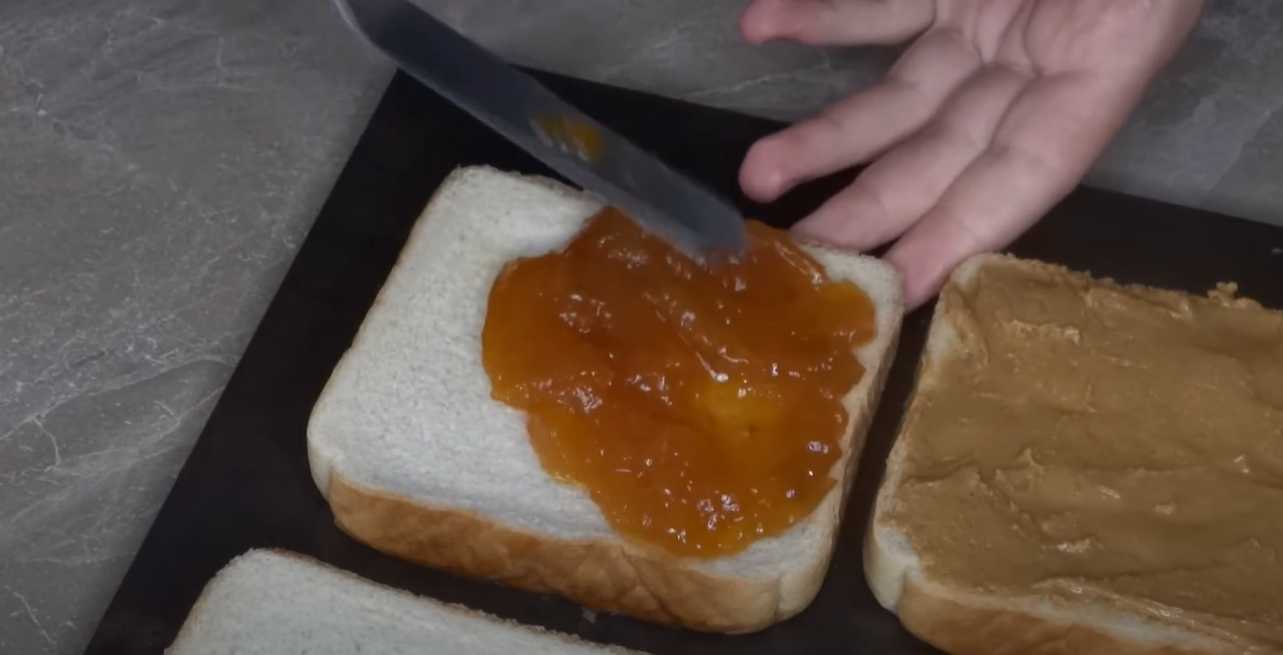 Sandwich classique au beurre de cacahuète et à la confiture - Étape 6