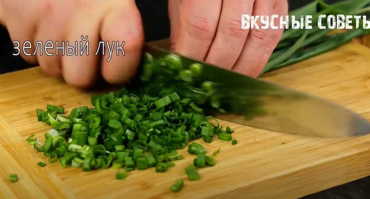 Salade de sprats et d'oignons verts - Étape 2