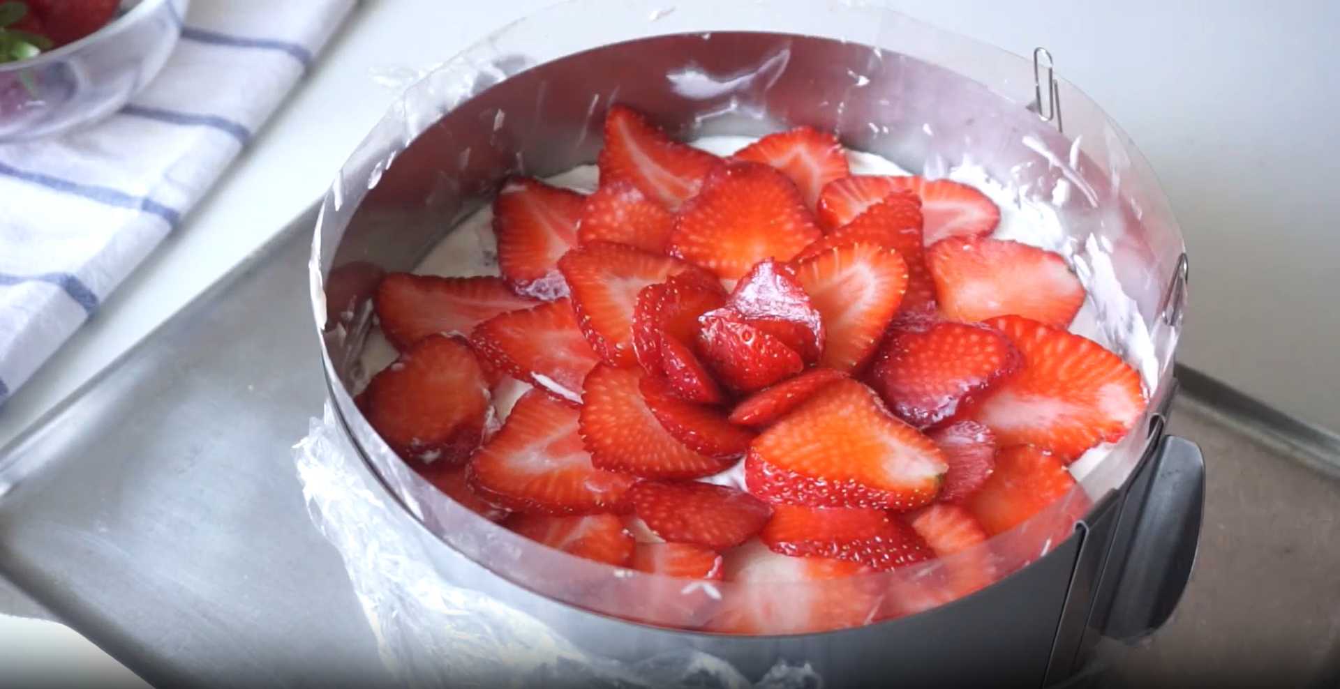 Gâteau aux fraises sans cuisson - Étape 12