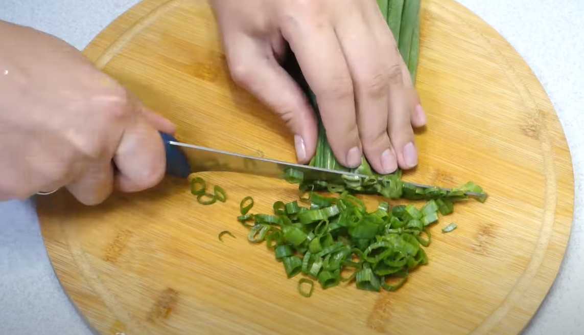 Okroshka à l'eau minérale et à la mayonnaise - Étape 5