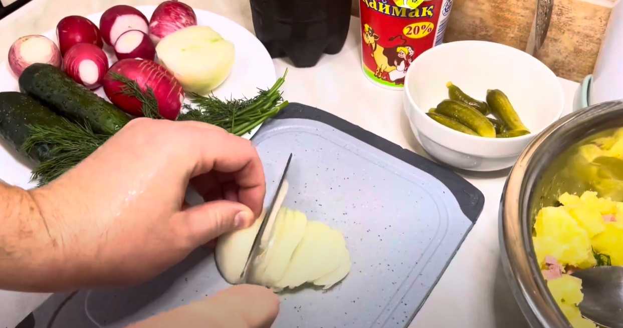 Okroshka aux cornichons et au kvas - Étape 2