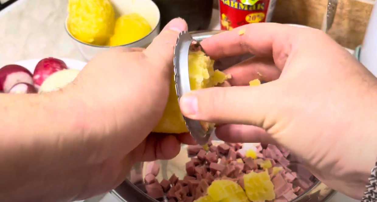 Okroshka aux cornichons et au kvas - Étape 1