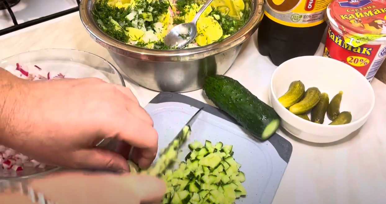 Okroshka aux cornichons et au kvas - Étape 3