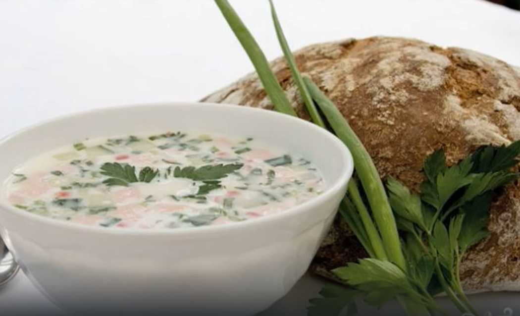 Recette classique d'Okroshka avec saucisse et eau - Étape 8