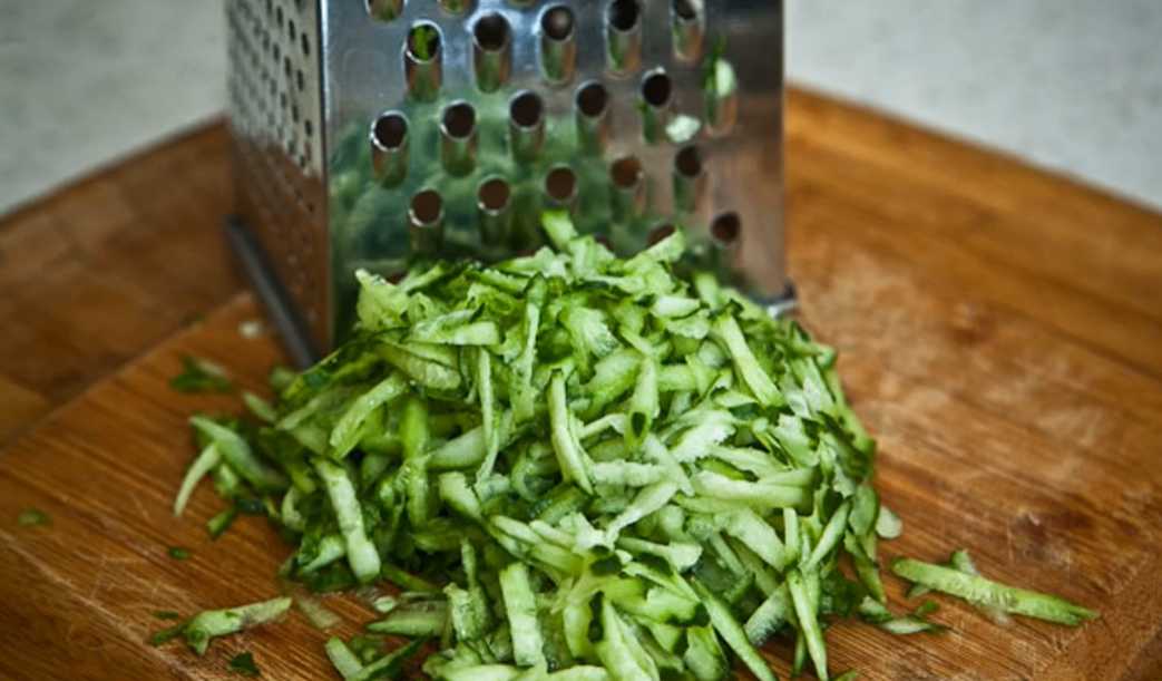 Recette classique d'Okroshka avec saucisse et eau - Étape 6