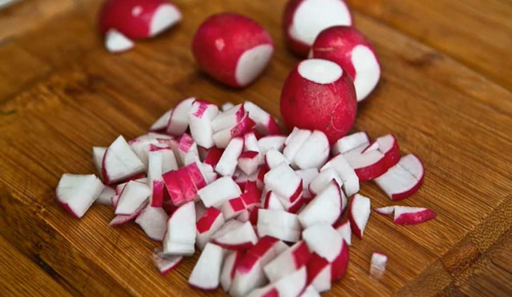 Recette classique d'Okroshka avec saucisse et eau - Étape 3