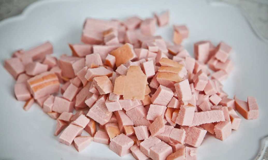 Recette classique d'Okroshka à la saucisse et à l'eau - Étape 2