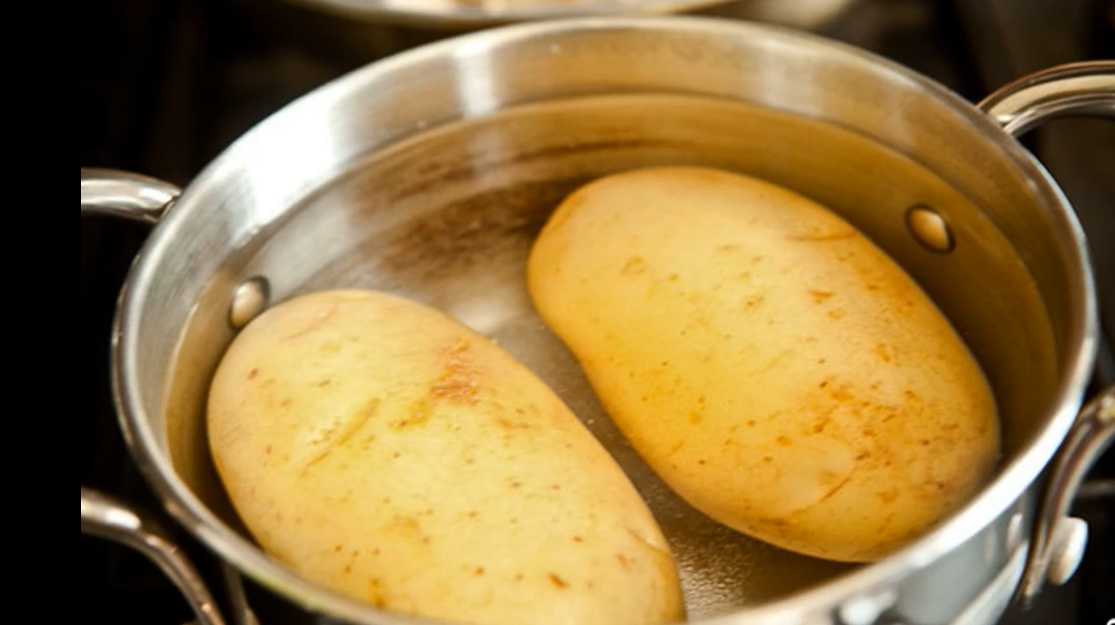 Recette classique d'Okroshka à la saucisse et à l'eau - Étape 1