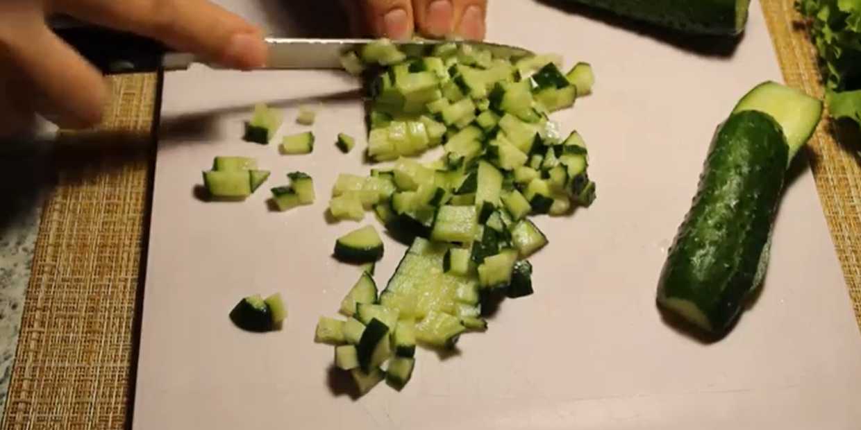 Okroshka arménienne aux matsoni et concombres - Étape 1