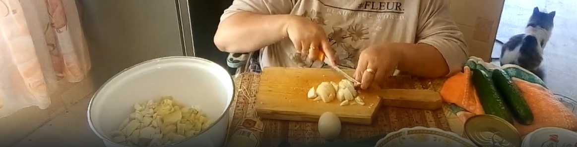 Okroshka aux sprats en sauce tomate et kvas - Étape 2