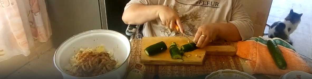 Okroshka aux sprats en sauce tomate et kvas - Étape 4