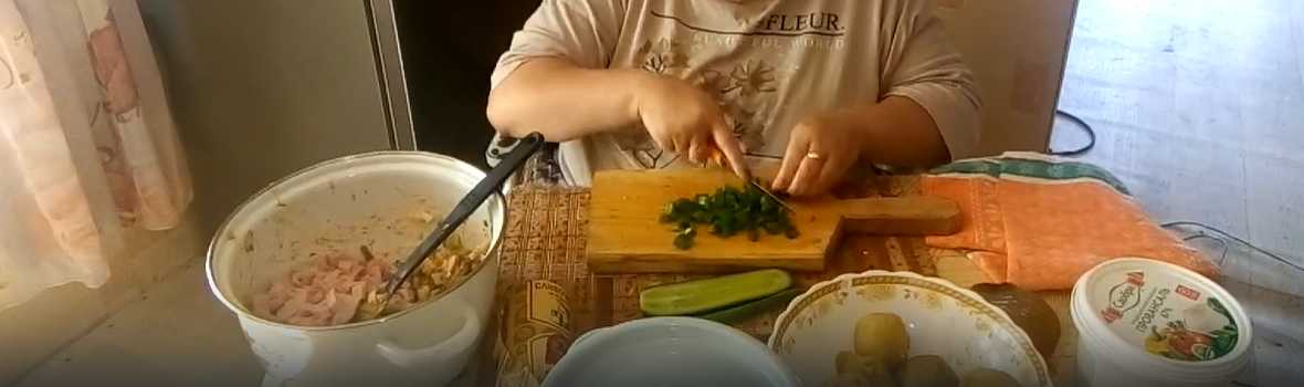 Okroshka aux sprats en sauce tomate et kvas - Étape 6