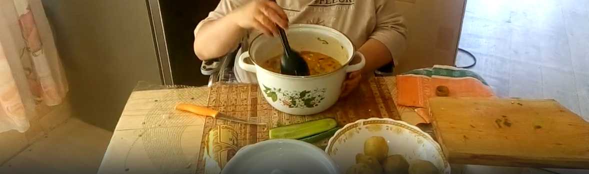 Okroshka aux sprats en sauce tomate et kvas - Étape 8