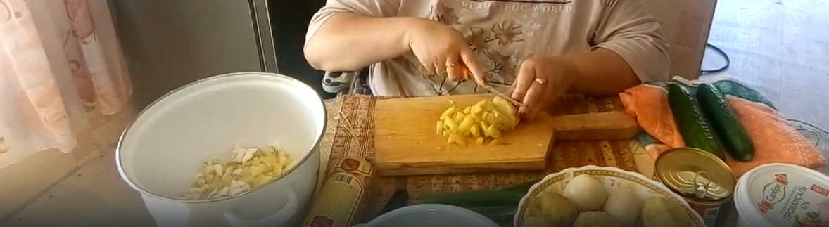 Okroshka aux sprats en sauce tomate et kvas - Étape 1
