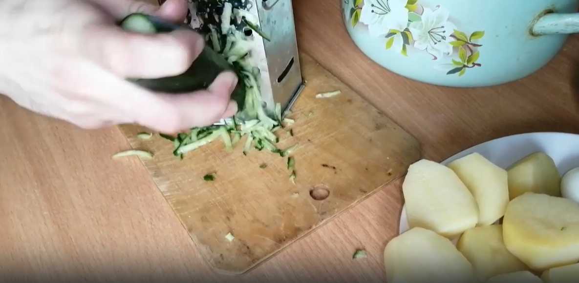 Okroshka à la crème fraîche et à l'eau citronnée - Étape 2