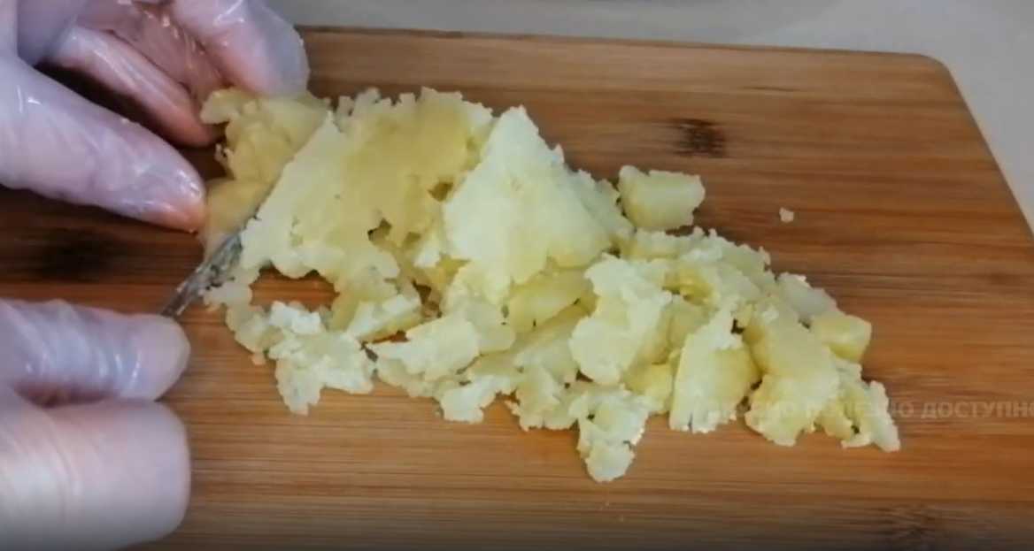 Okroshka avec saucisse sur un pain tanné - Étape 6