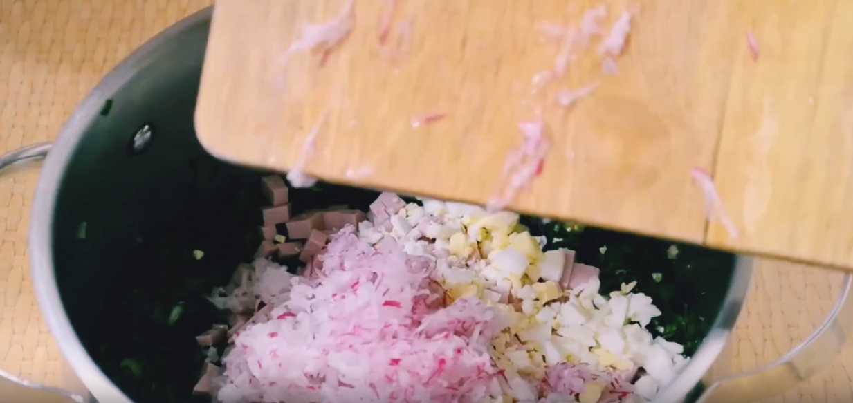 Okroshka avec saucisse, kéfir et eau minérale - Étape 6