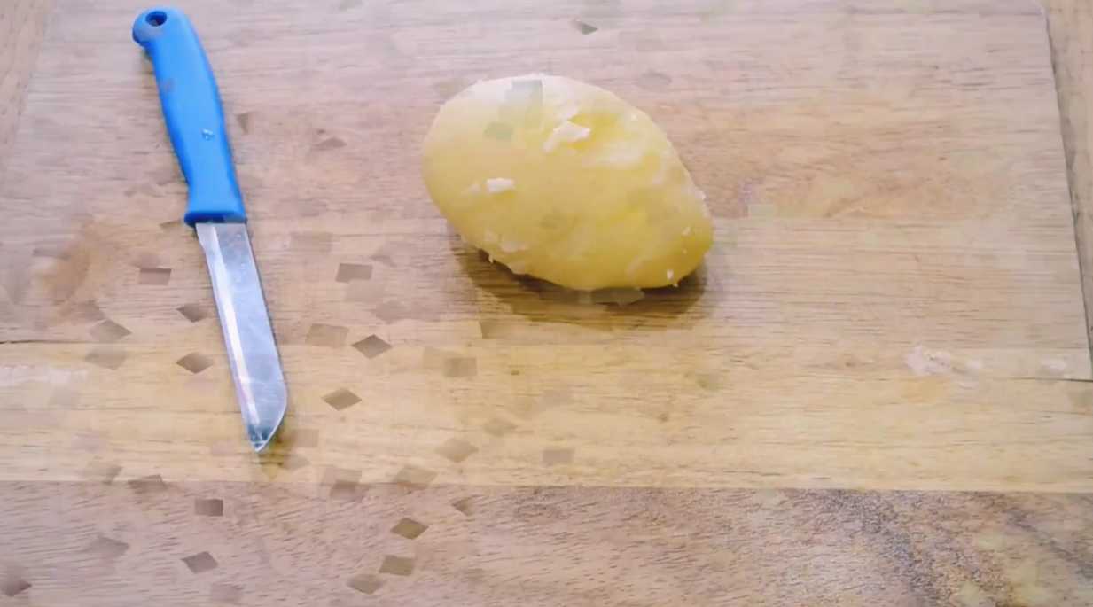 Okroshka à la saucisse, au kéfir et à l'eau minérale - Étape 1