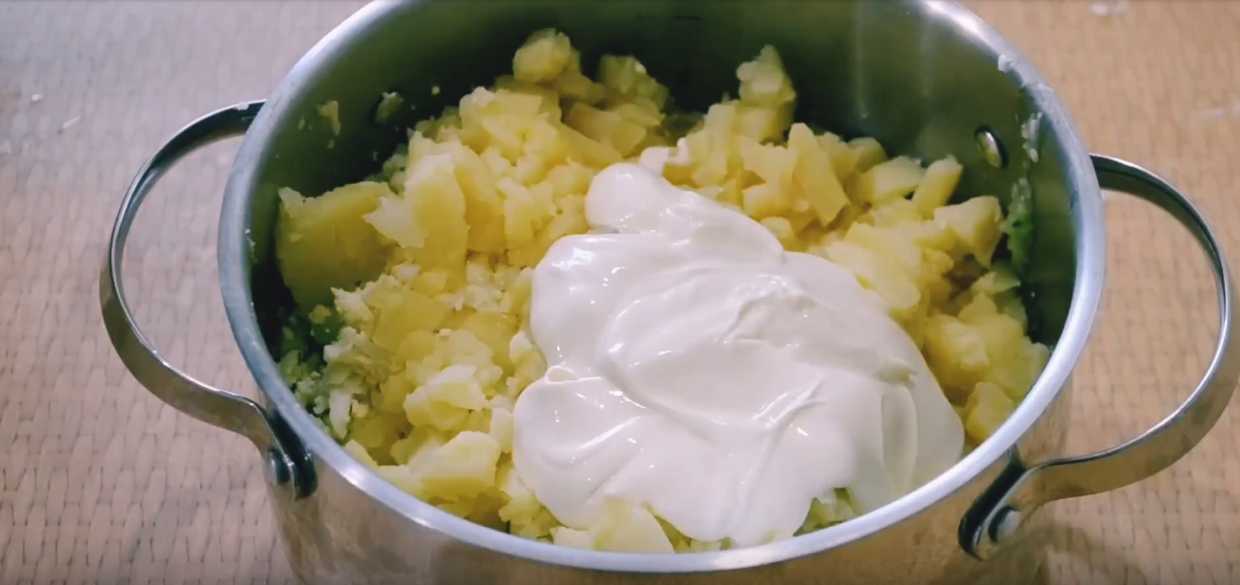 Okroshka avec saucisse, kéfir et eau minérale - Étape 9