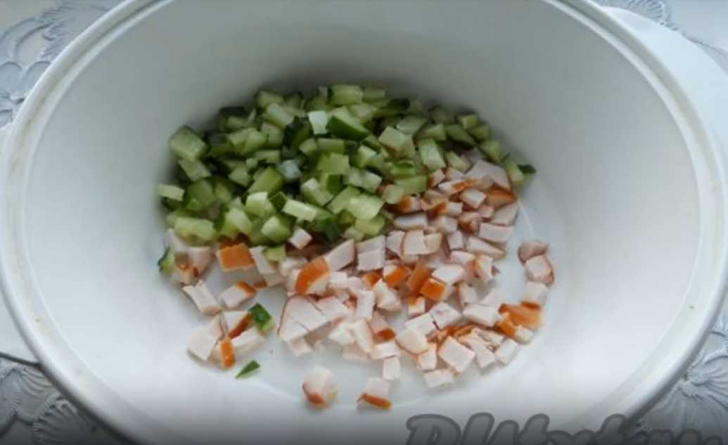 Okroshka au petit-lait, à la saucisse et aux radis - Étape 1