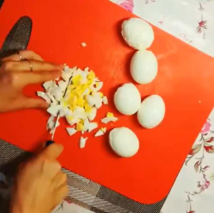 Okroshka à la saucisse, servie dans un bouillon à la mayonnaise et au vinaigre - Étape 1