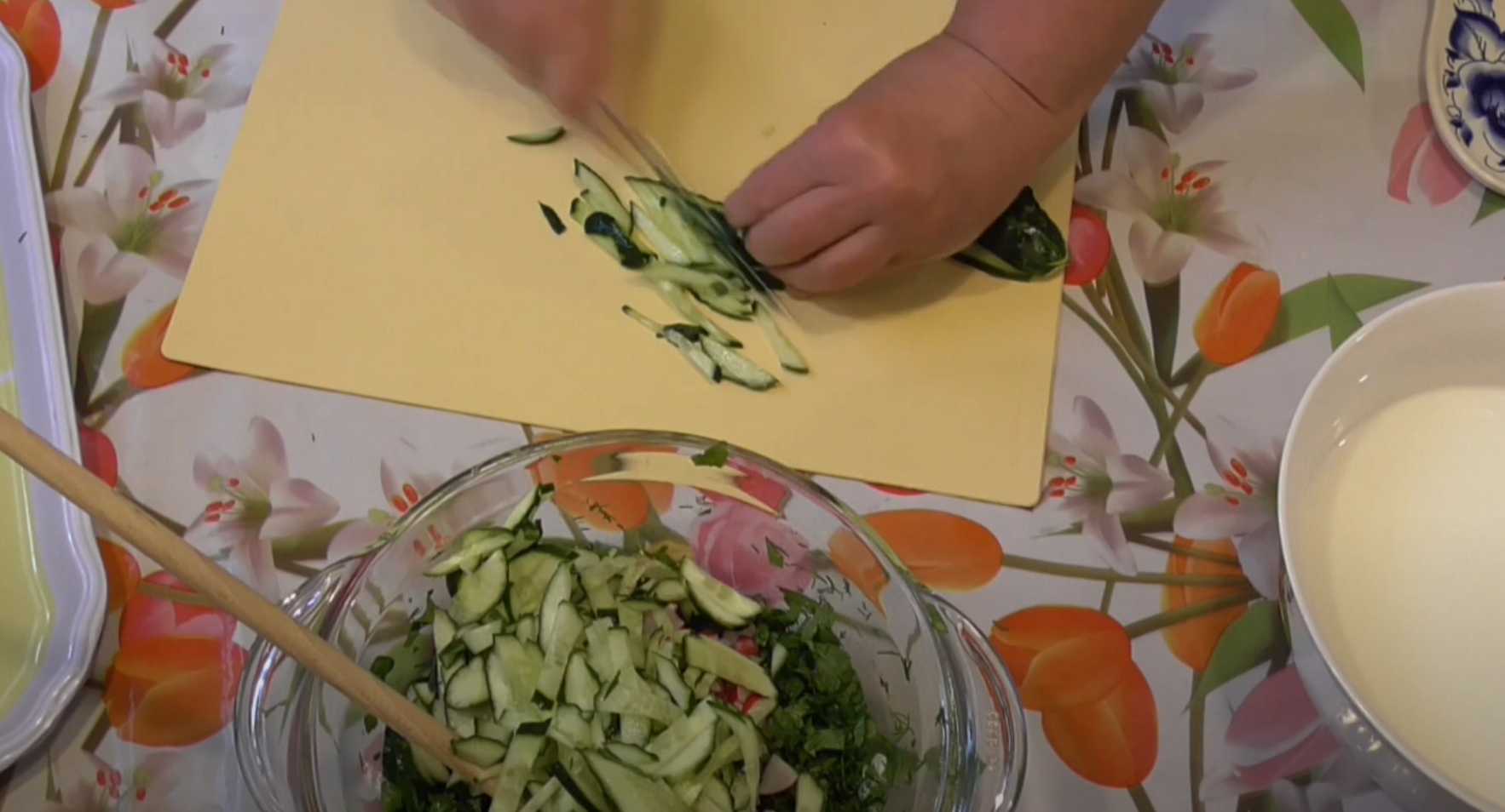 Okroshka aux radis et au kéfir - Étape 8