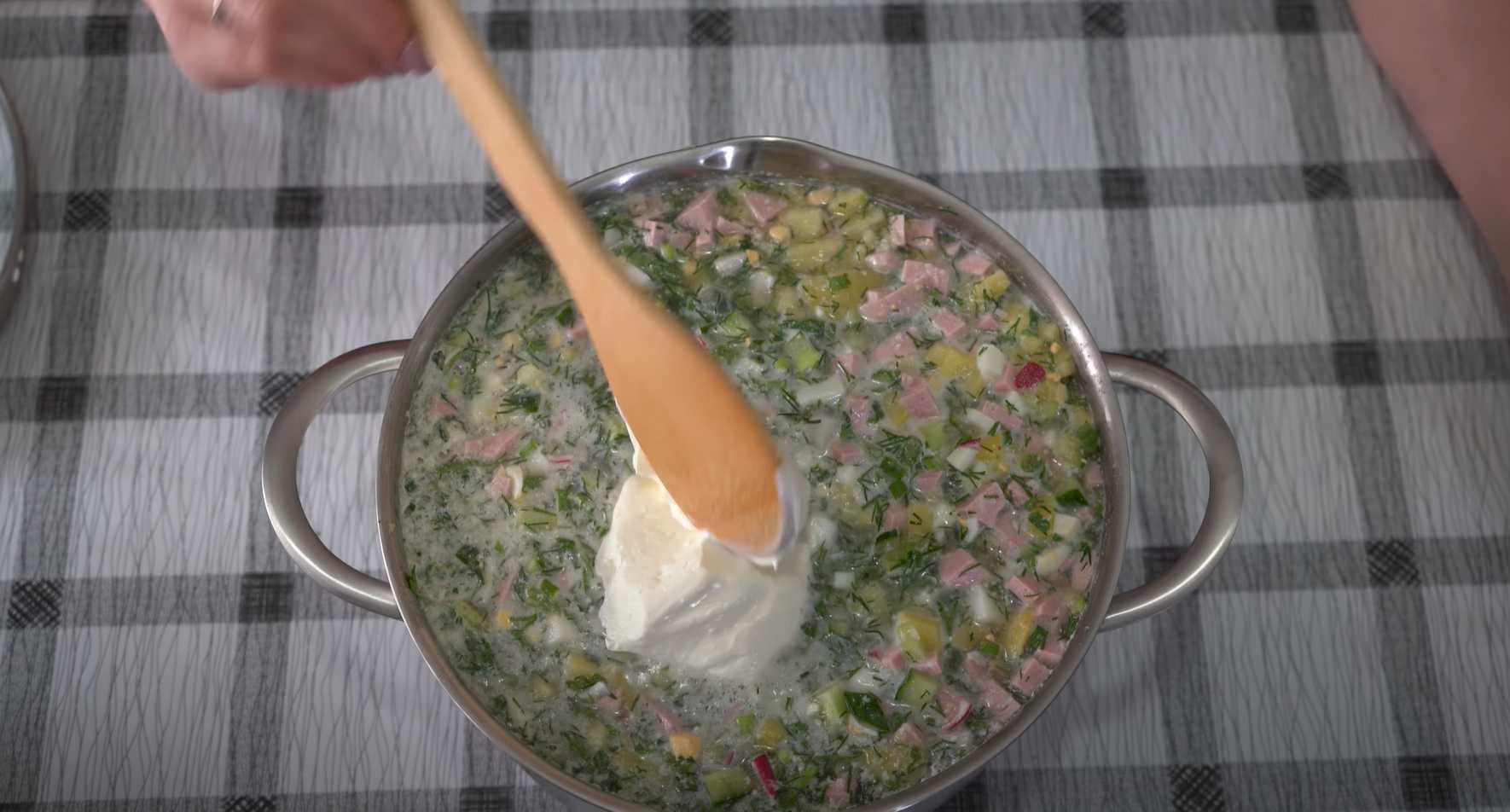 Okroshka classique avec saucisse et kvas, concombre frais et pommes de terre - Étape 7