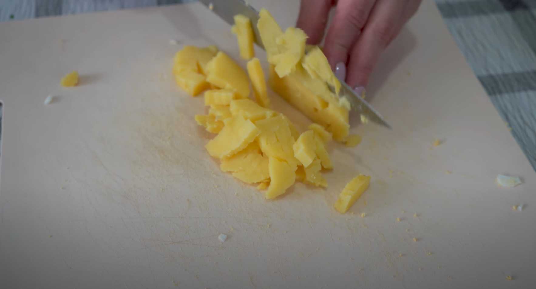 Okroshka classique avec saucisse et kvas, concombre frais et pommes de terre - Étape 4