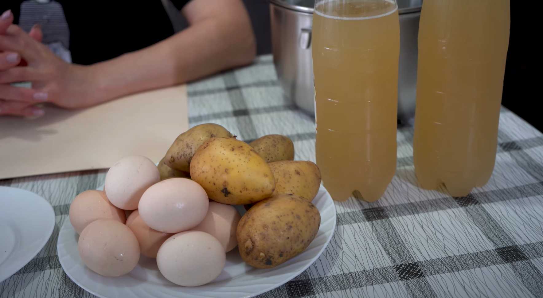Okroshka classique avec saucisse et kvas, concombre frais et pommes de terre - Étape 1