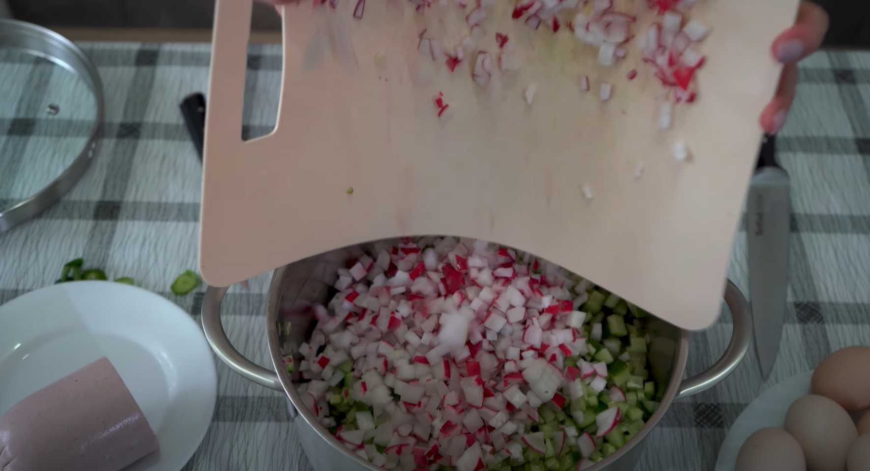 Okroshka classique avec saucisse et kvas, concombre frais et pommes de terre - Étape 3