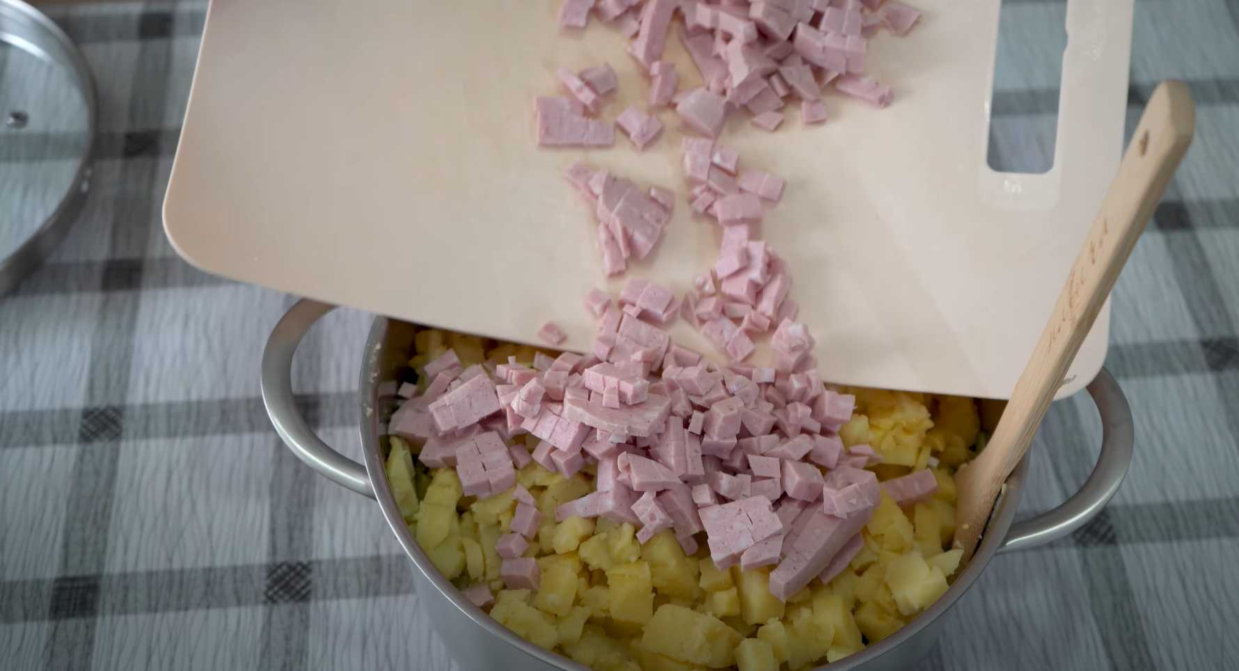 Okroshka classique avec saucisse et kvas, concombre frais et pommes de terre - Étape 5
