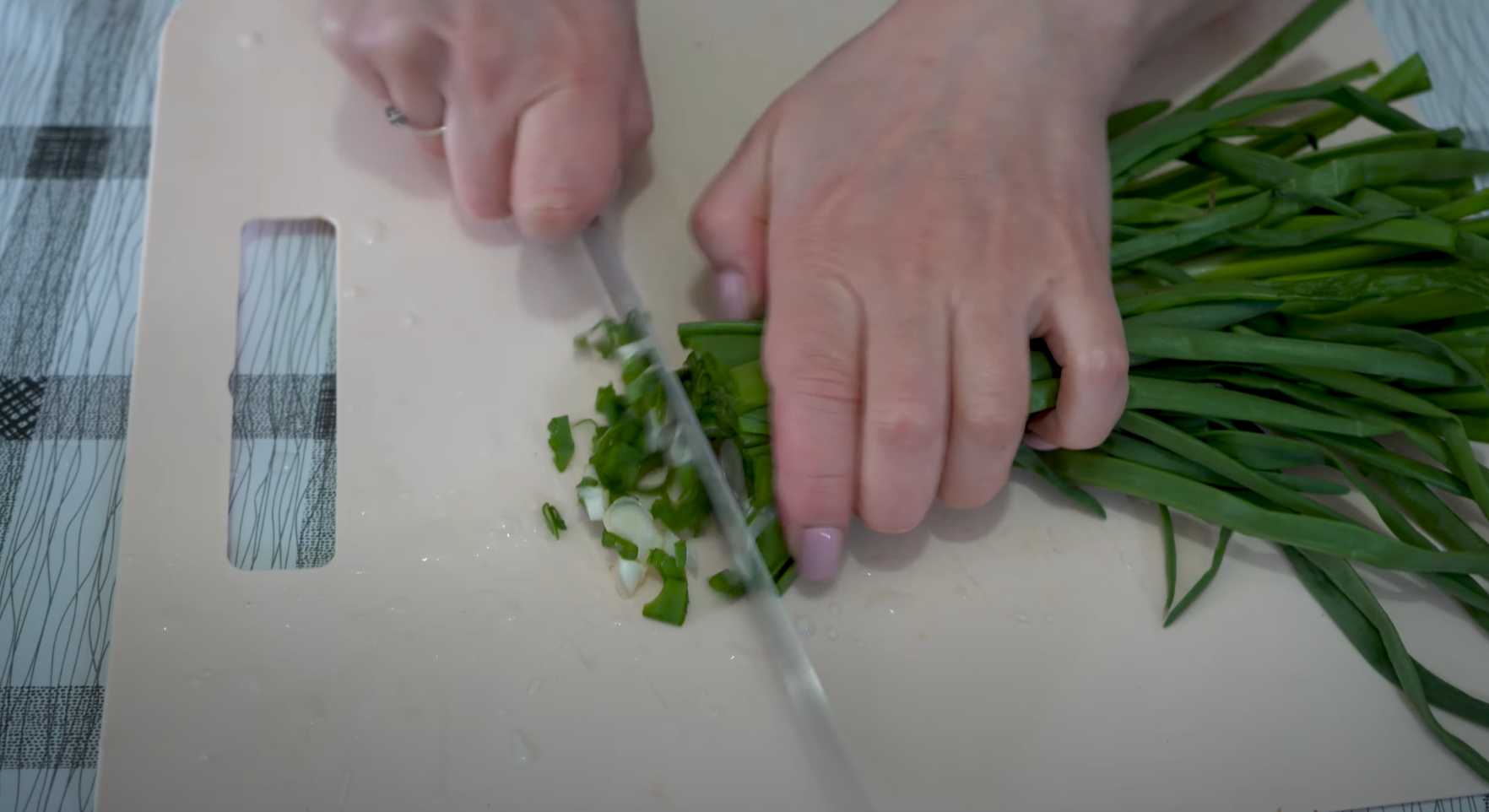 Okroshka classique avec saucisse et kvas, concombre frais et pommes de terre - Étape 2