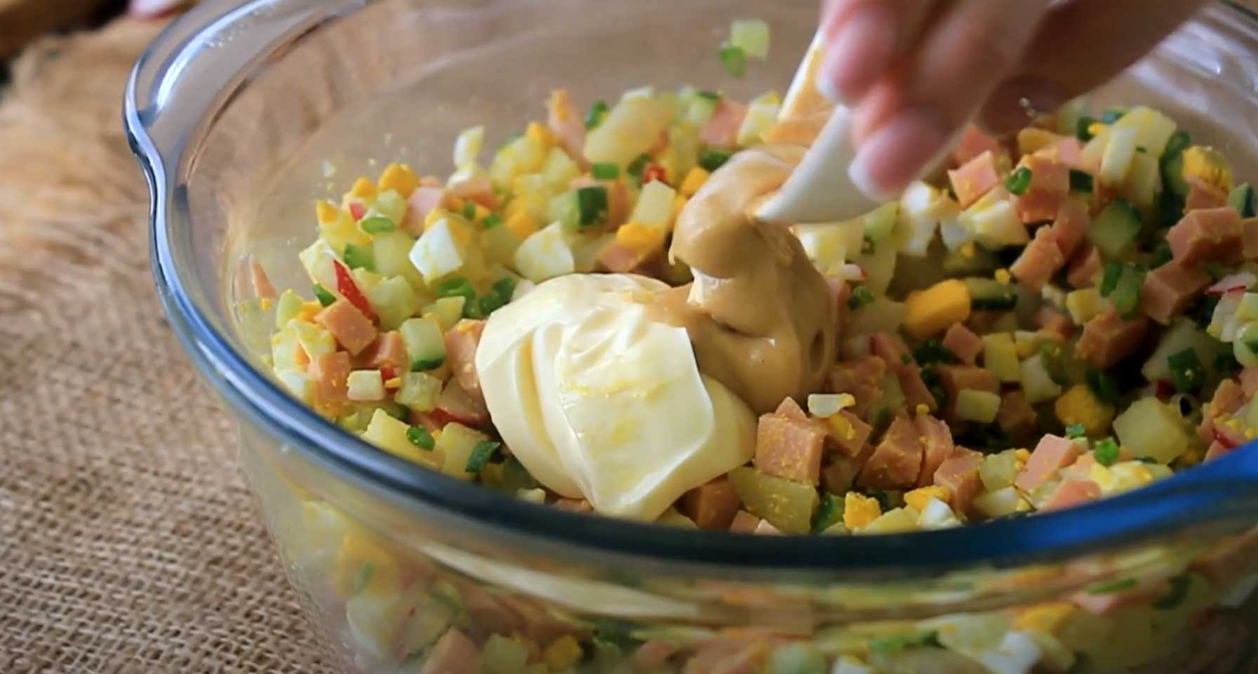 Okroshka classique avec saucisse, kéfir, concombre frais et pommes de terre - Étape 5