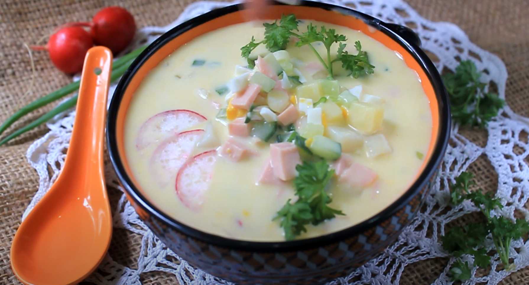 Okroshka classique avec saucisse, kéfir, concombre frais et pommes de terre - Étape 7