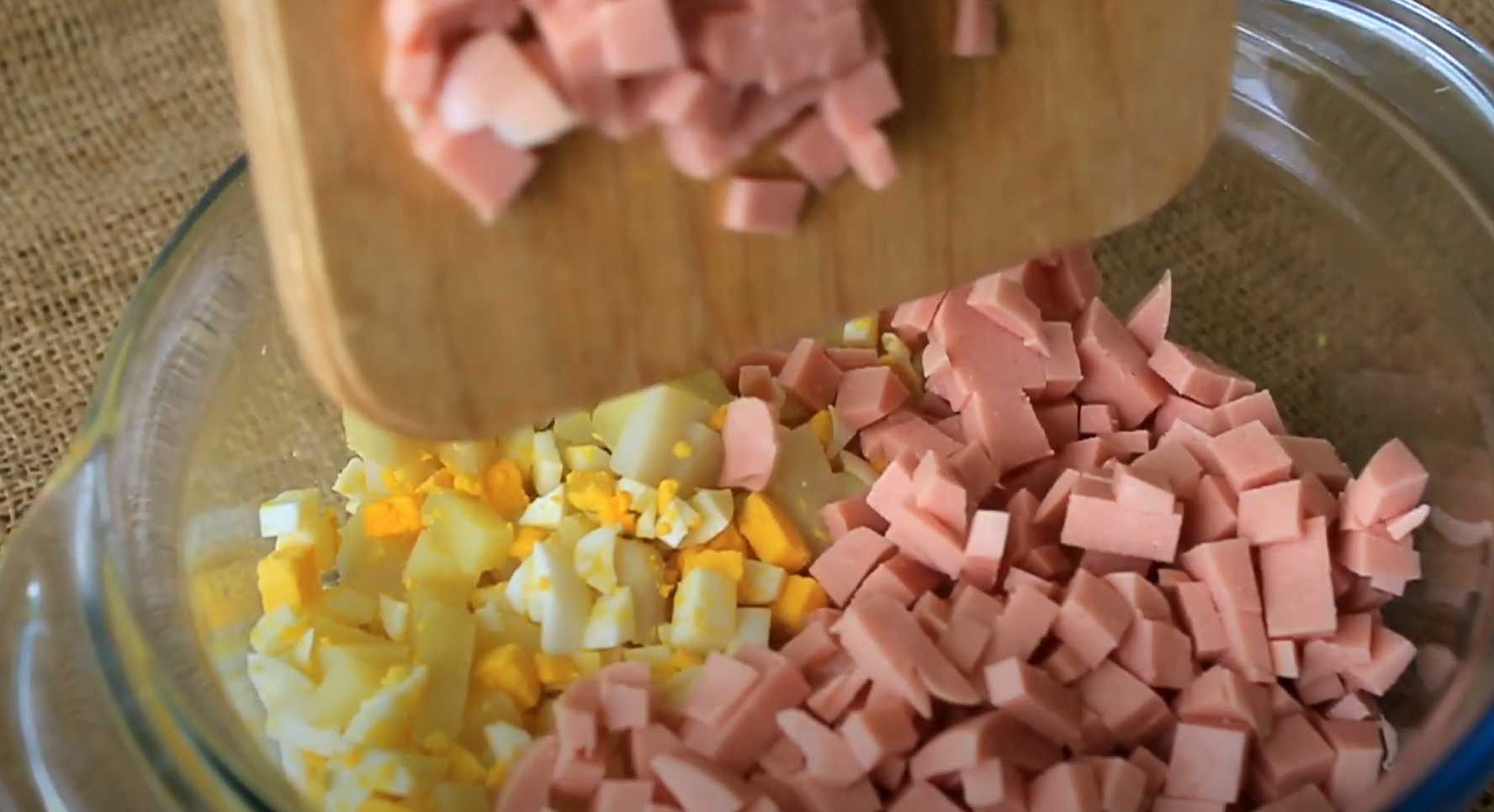 Okroshka classique avec saucisse, kéfir, concombre frais et pommes de terre - Étape 2