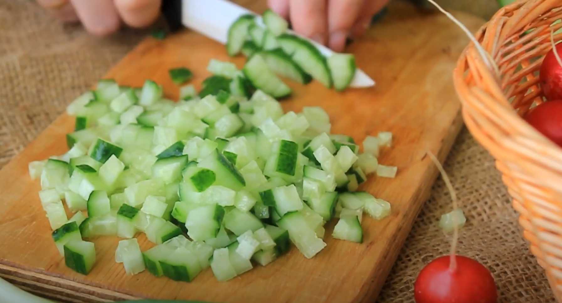 Okroshka classique avec saucisse, kéfir, concombre frais et pommes de terre - Étape 3