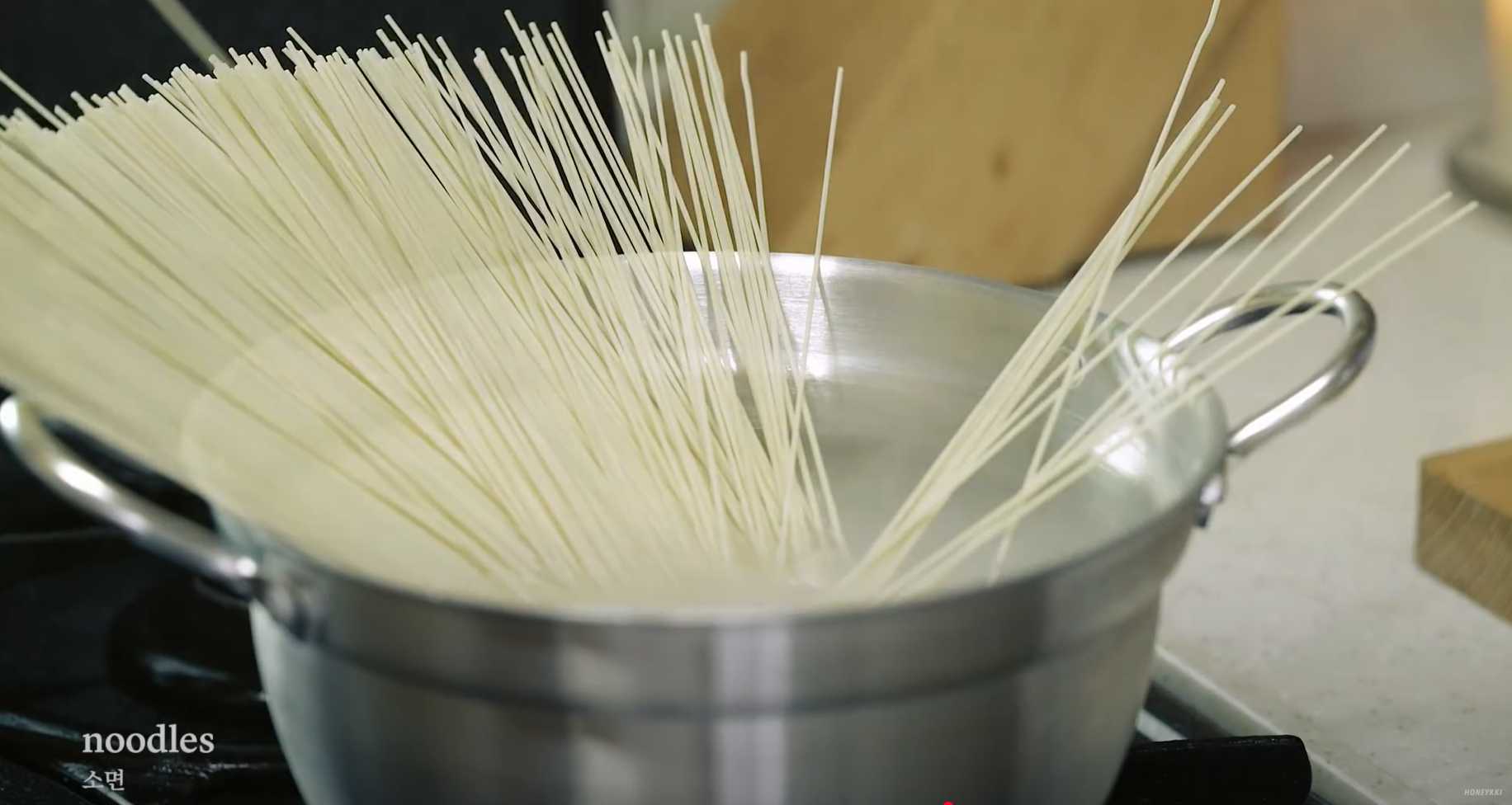 Soupe de nouilles Janchi Guksu – Étape 10