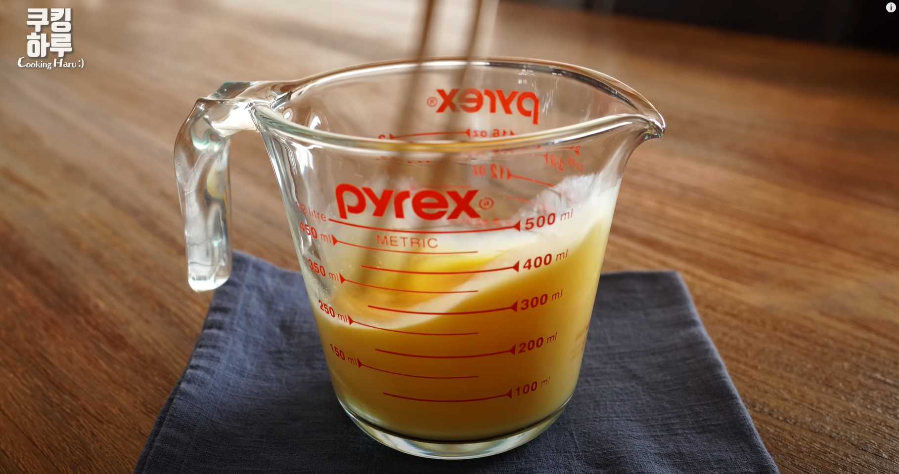 Omelette bouillie au fromage et aux oignons - Étape 3